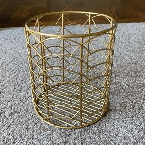 Scallop Design Gold Container